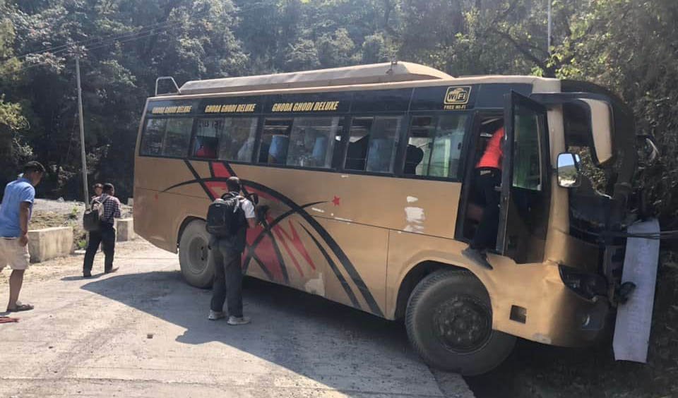 रुकुमबाट काठमाडौं छुटेको बस दुर्घटना : आठ जना घाइते