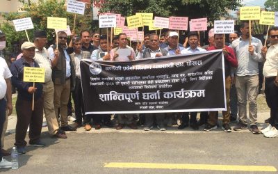 कास्कीका निर्माण व्यवसायीले घेरे जिल्ला प्रशासन