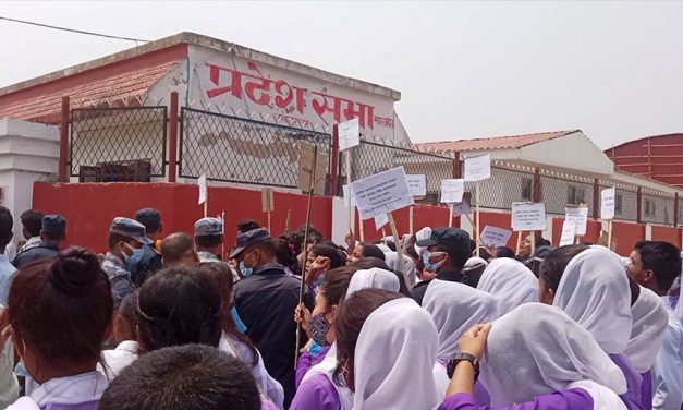 प्रादेशिक अस्पताल जोगाउन भन्दै जनकपुरधाममा प्रदर्शन