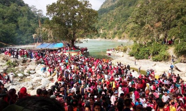 कालीगण्डकीमा स्नान र शालिग्राम दर्शन गर्नेको भीड