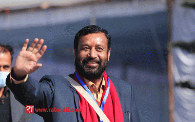 हजुरबाको नाममा खोलेको विद्यालयबाट भोट हाल्दै निधि –