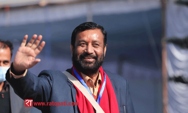 हजुरबाको नाममा खोलेको विद्यालयबाट भोट हाल्दै निधि –