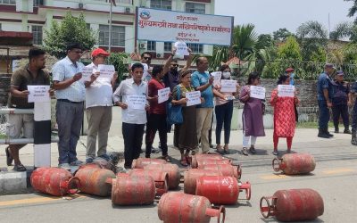 मूल्यवृद्धिको विरोधमा खालि सिलिन्डरसहित प्रदर्शन