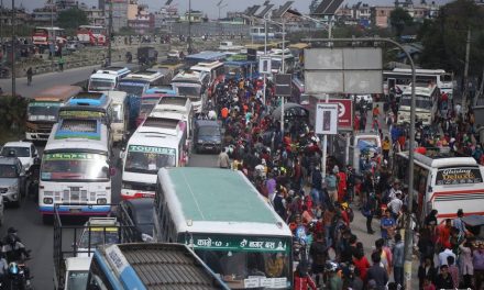 चुनावमा काठमाडौँ छाड्नेको लर्को, तस्बिरहरू हेर्नुहोस्