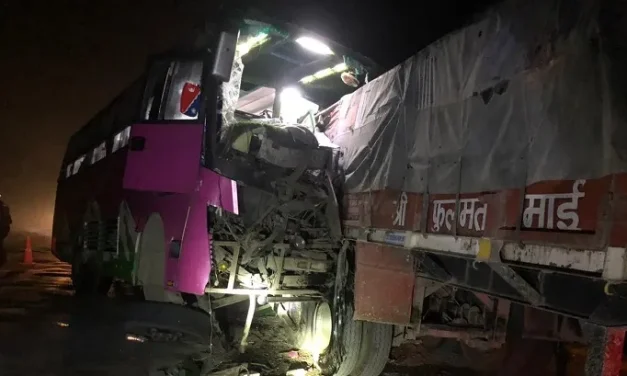 काठमाडौँतर्फ जाँदै गरेको बस दुर्घटना, २० जना घाइते, दुईजनाको अवस्था गम्भीर
