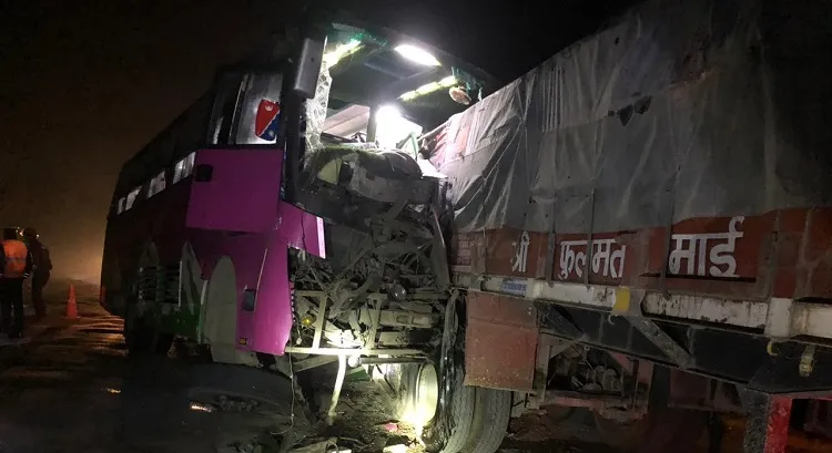 काठमाडौँतर्फ जाँदै गरेको बस दुर्घटना, २० जना घाइते, दुईजनाको अवस्था गम्भीर