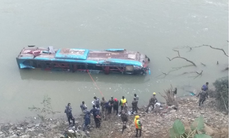 त्रिशुलीमा बस खस्दा ज्यान गुमाउनेको सङ्ख्या ६ पुग्यो
