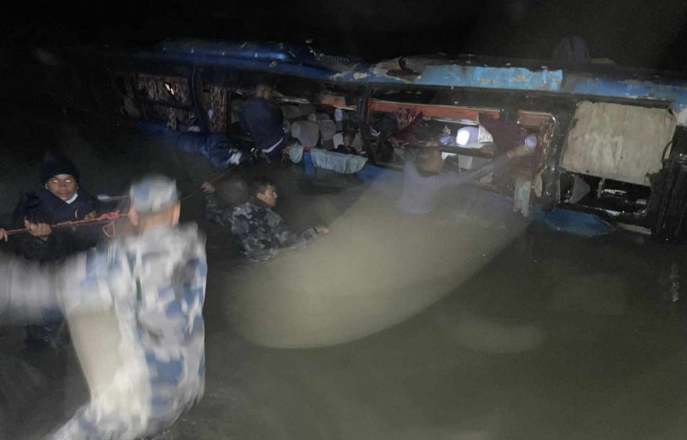 काठमाडौँ जाँदै गरेको यात्रुवाहक बस त्रिशूली नदीमा खस्यो, चार जनाको मृत्यु