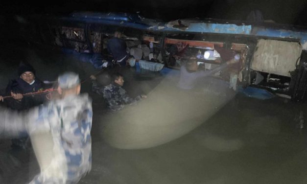 काठमाडौँ जाँदै गरेको यात्रुवाहक बस त्रिशूली नदीमा खस्यो, चार जनाको मृत्यु