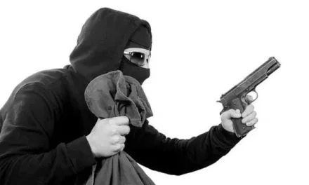 हतियार देखाएर लुटियो साढे १५ लाख रुपैयाँ