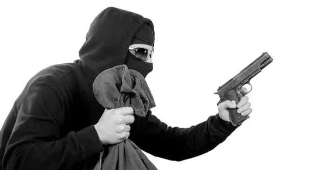 हतियार देखाएर लुटियो साढे १५ लाख रुपैयाँ