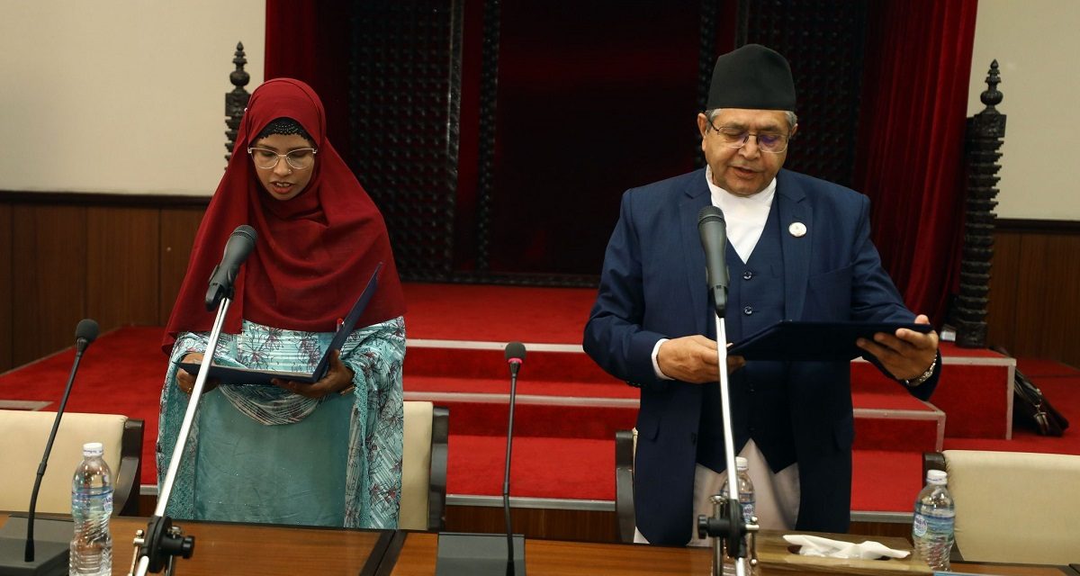 जसपा सांसद हसिना खानले लिइन् शपथ