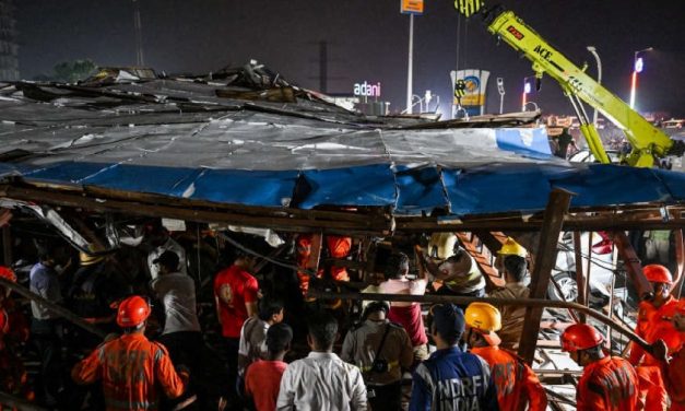 होर्डिङ बोर्ड खसेर ४ जनाको ज्यान गयो, ५४ जना घाइते