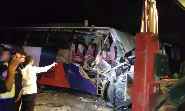 चितवनमा ४ सवारीसाधन एकैठाउँमा ठोक्किए, एकजनाको मृत्यु, २३ घाइते