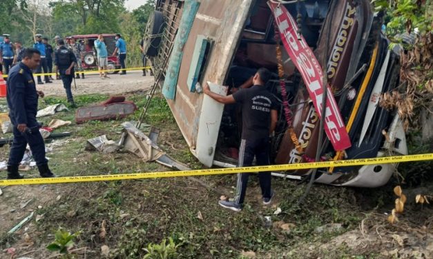 जनकपुरबाट वीरगन्ज जाँदै गरेको यात्रुवाहक बस दुर्घटना, ३२ जना घाइते