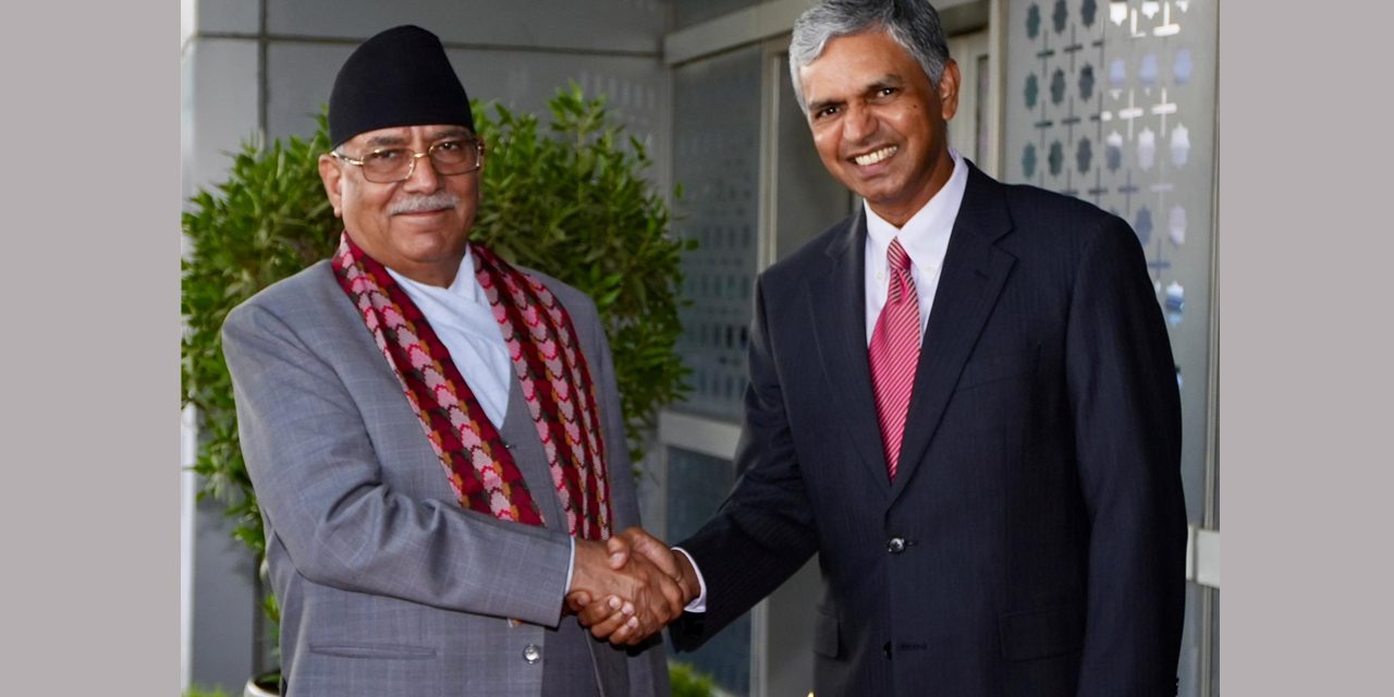 प्रधानमन्त्री दाहाल नयाँदिल्लीमा,विशेष प्रतिनिधिले गरे स्वागत