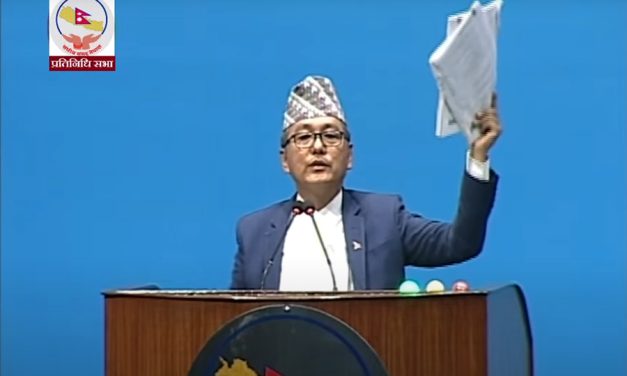 लिङ्देनले रोष्टममै च्याते बजेट पुस्तिका, काँग्रेसका सांसदले गरे समर्थन