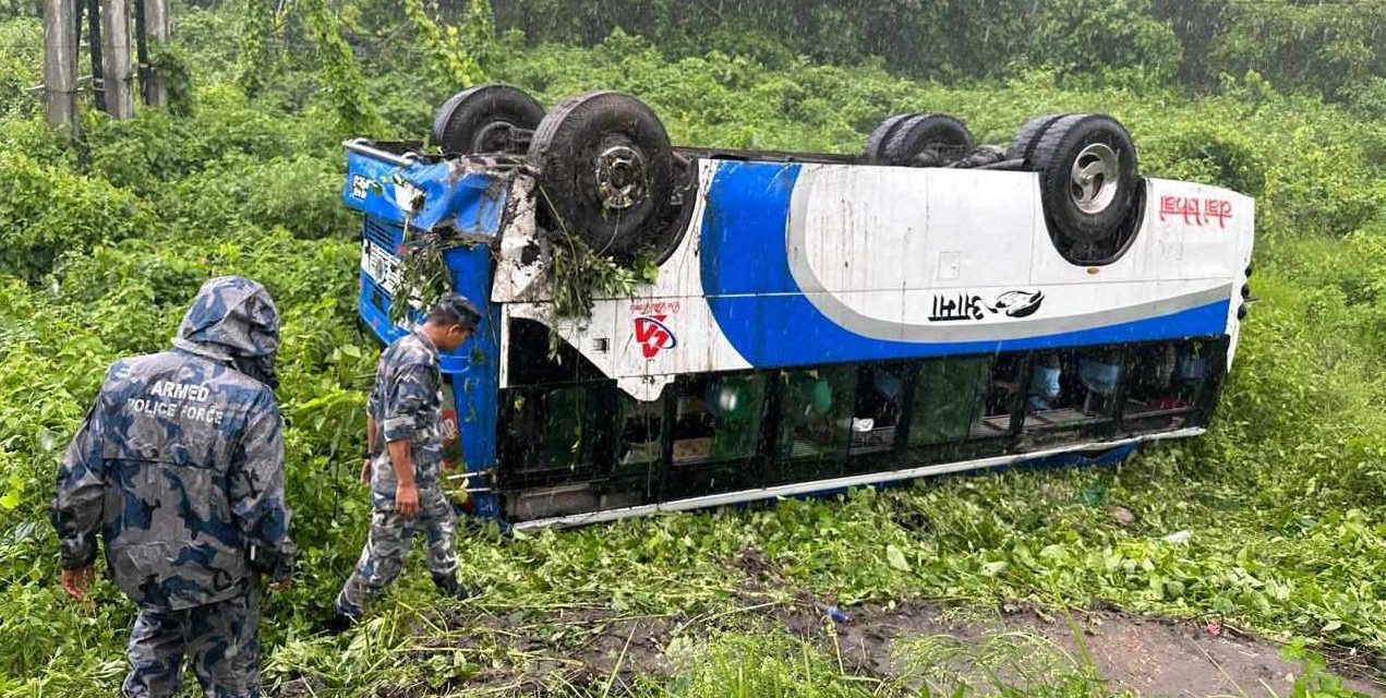 वीरगंज जाँदै गरेको बस दुर्घटना