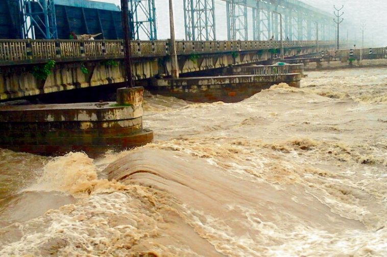 कोशी नदीमा पानीको सतह खतराको तहमा पुग्यो, सावधानी अपनाउन आग्रह