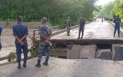 महोत्तरीमा बाढीले पुलमा क्षति गरेपछि राजमार्ग अवरुद्ध