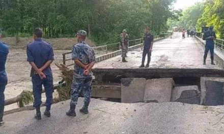 महोत्तरीमा बाढीले पुलमा क्षति गरेपछि राजमार्ग अवरुद्ध