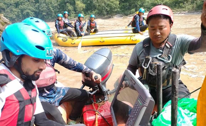 त्रिशूलीमा हराइरहेका बस र यात्रु खोज्न १ सय ३२ किमीकाे दूरीमा ३ सय १ जना सशस्त्र प्रहरी परिचालन
