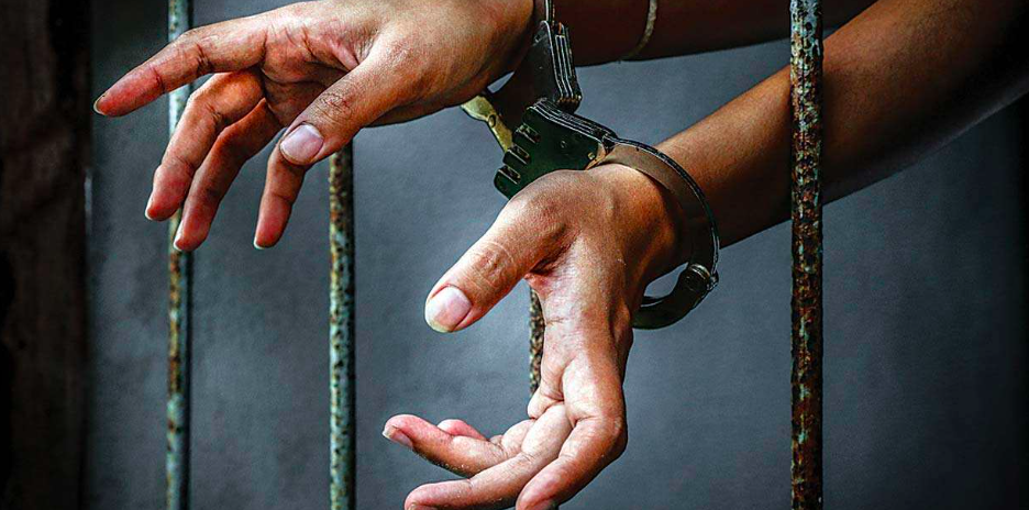 पेस्तोलसहित दुई भारतीय नागरिक पक्राउ