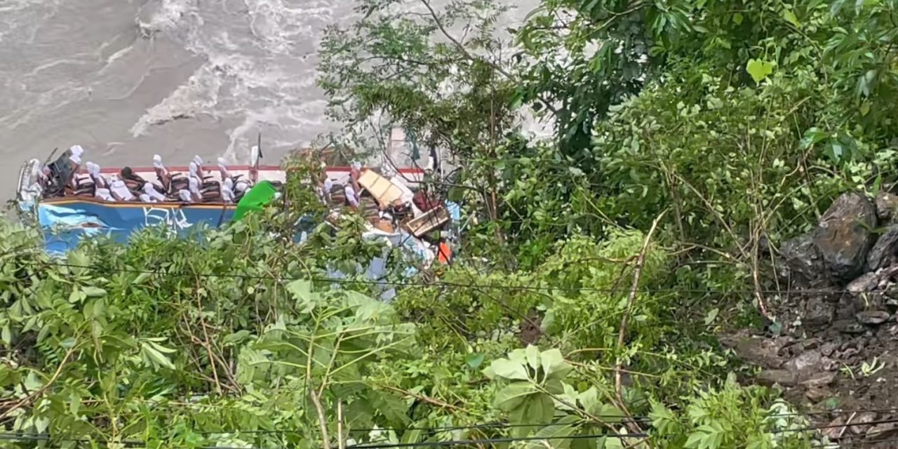 भारतीय पर्यटक बोकेको बस नदीमा खस्यो