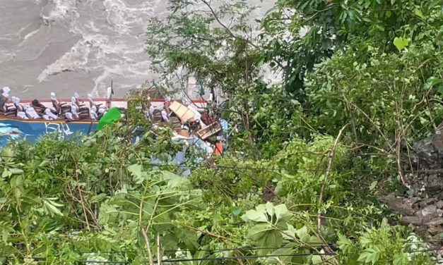 भारतीय पर्यटक बोकेको बस नदीमा खस्यो