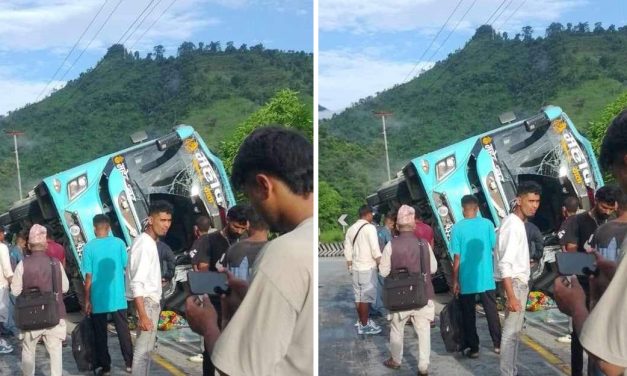 काठमाण्डौं जाँदै गरेको बस अनियन्त्रित भई पल्टियो,१५ जना यात्रु घाइते