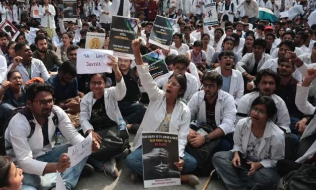 प्रशिक्षार्थी डाक्टरको बलात्कार र हत्याको विरोधमा भारतभरका डाक्टर आन्दोलनमा