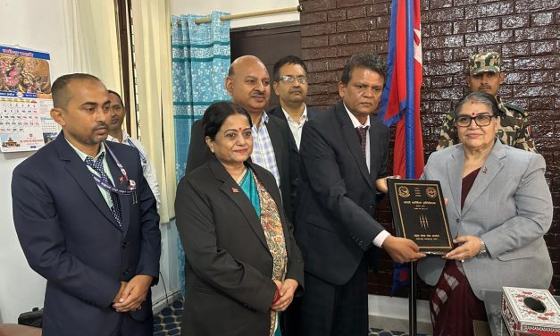 मधेश प्रदेश प्रमुख समक्ष लोकसेवा आयोगको पाँचौँ प्रतिवेदन पेश