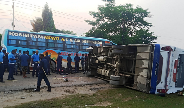 सप्तरीको बरमझियामा बस दुर्घटना हुुँदा एक जनाको मृत्यु, २६ जना घाइते
