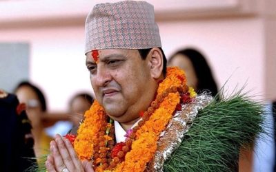 पूर्व राजा शाहले विजया दशमीका दिन शुभेच्छुकलाई टीका लगाइदिने