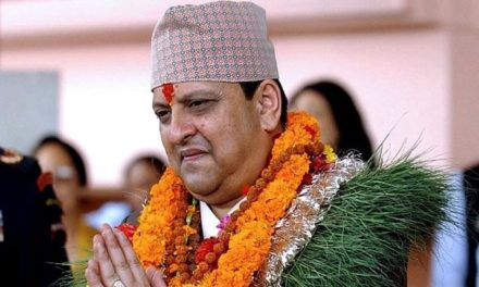 पूर्व राजा शाहले विजया दशमीका दिन शुभेच्छुकलाई टीका लगाइदिने