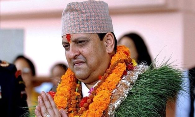 पूर्व राजा शाहले विजया दशमीका दिन शुभेच्छुकलाई टीका लगाइदिने