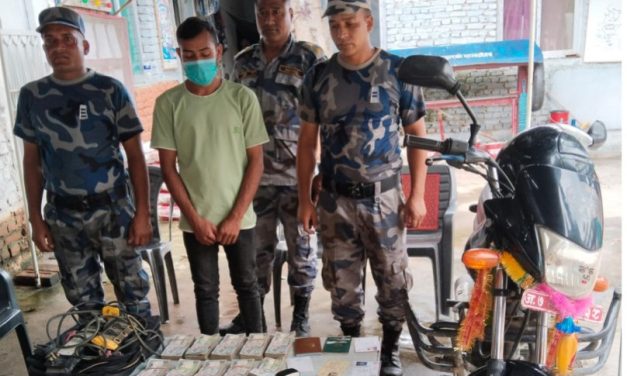 श्रोत नखुलेको १० लाख रुपैयाँसहित एक युवक पक्राउ